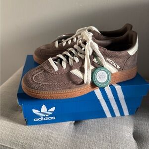 Adidas
Handball Spezial "Earth Strata Gum" sneakers